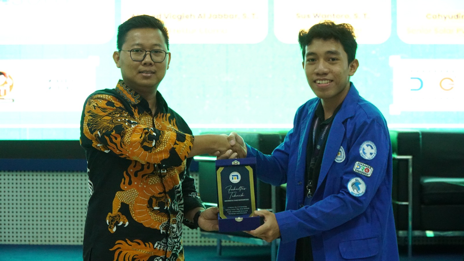 Penyerahan Plakat kepada Direktur Utama PT Sogy Energy Indonesia